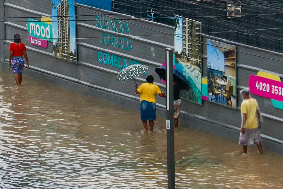 Guarda-chuvas na mão e pés enfiados na água têm sido rotina para os recifenses/Marina Torres/DP Guarda-chuvas na mão e pés enfiados na água têm sido rotina para os recifenses/Marina Torres/DP
