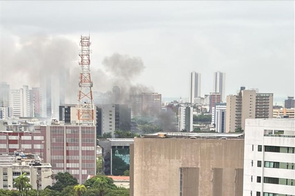A fumaça foi vista de vários pontos da cidade/Foto: Aimé Kyrillos/DP A fumaça foi vista de vários pontos da cidade/Foto: Aimé Kyrillos/DP