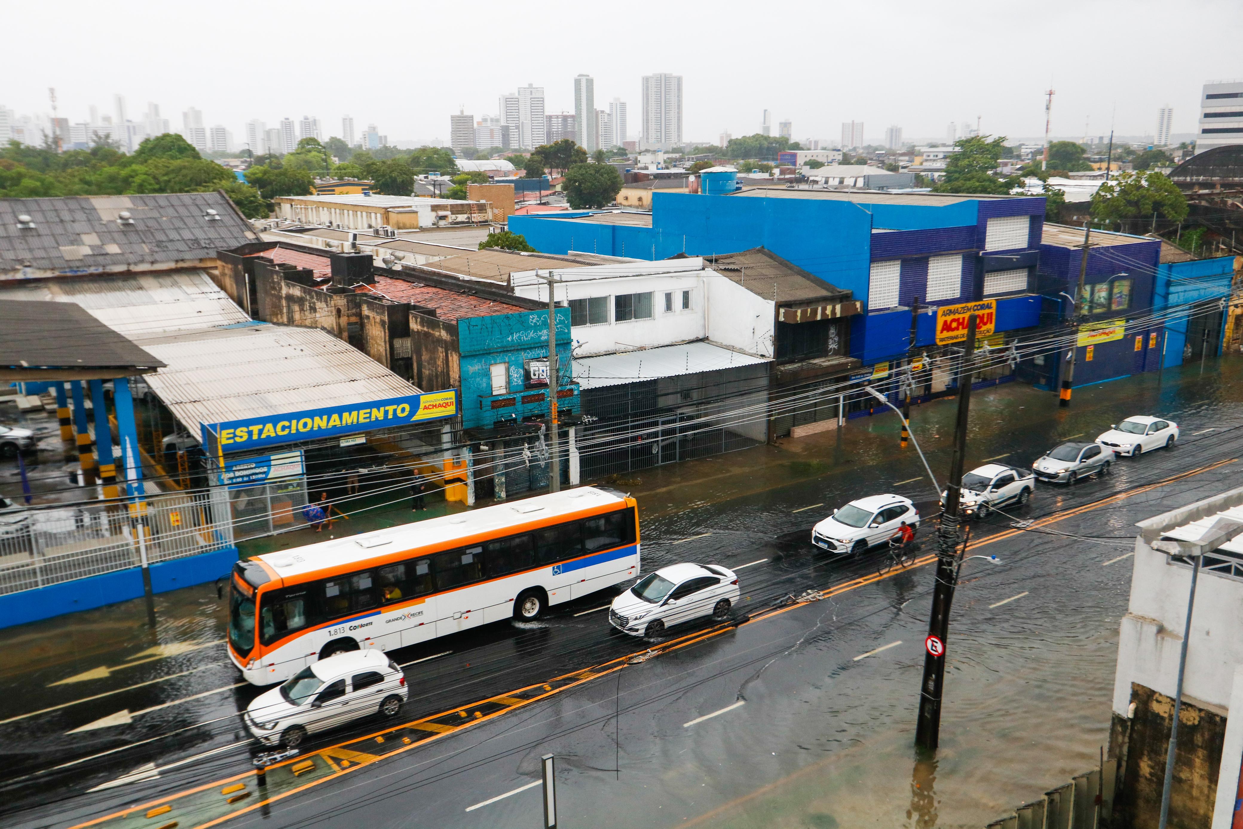 Circulação de ônibus foi afetada pela chuva/Foto: Marina Torres/DP