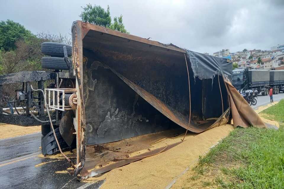 O reboque e o semi-reboque da carreta tombaram sobre a pista, espalhando parte da carga de soja no local/Foto: Divulga&ccedil;&atilde;o/PRF