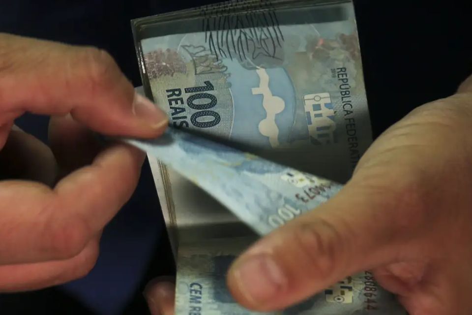 Em janeiro, 20,8% dos brasileiros destinaram mais da metade dos rendimentos às dívidas/Crédito: Agência Brasil