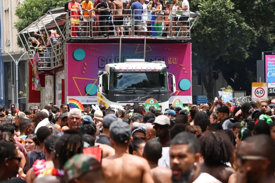 Imagem mostra o bloco Carrossel, no Rio de Janeiro, que abre os desfiles de rua no centro da capital carioca, em 1º de fevereiro de 2025/Crédito: Tomaz Silva/Agência Brasil