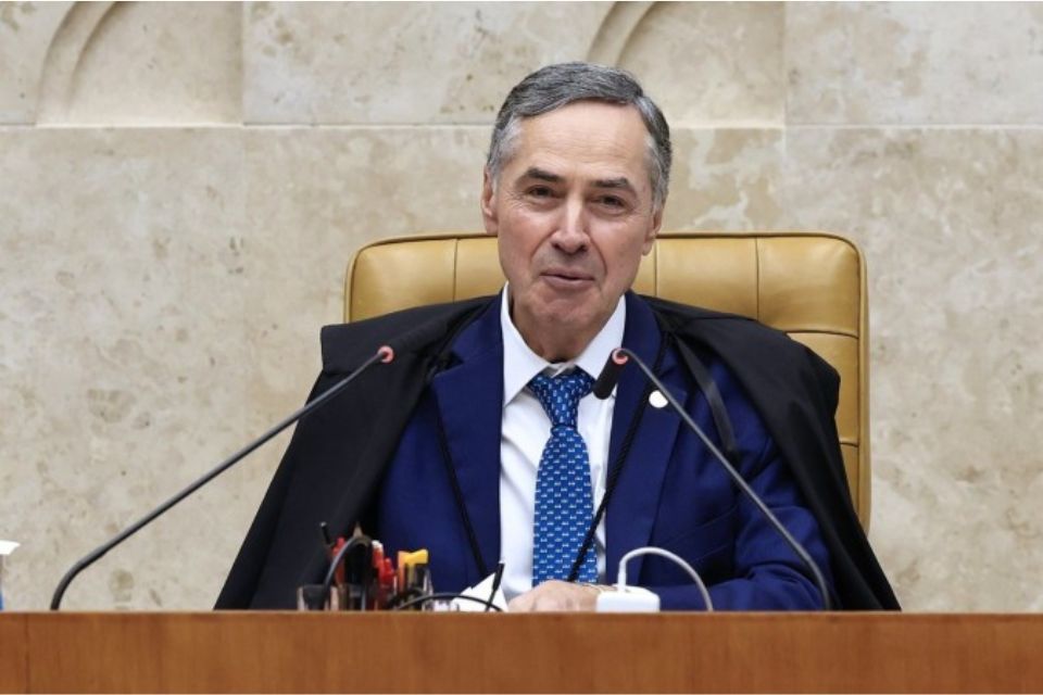 ''Há um novo departamento, %u2018STF Fashion%u2019. Nós lançamos uma gravata do Supremo Tribunal Federal, que todos estamos utilizando, e para as mulheres um lenço belíssimo, como o que está com a ministra Cármen Lúcia'' brincou Barroso/Crédito: Rosinei Coutinho/STF
