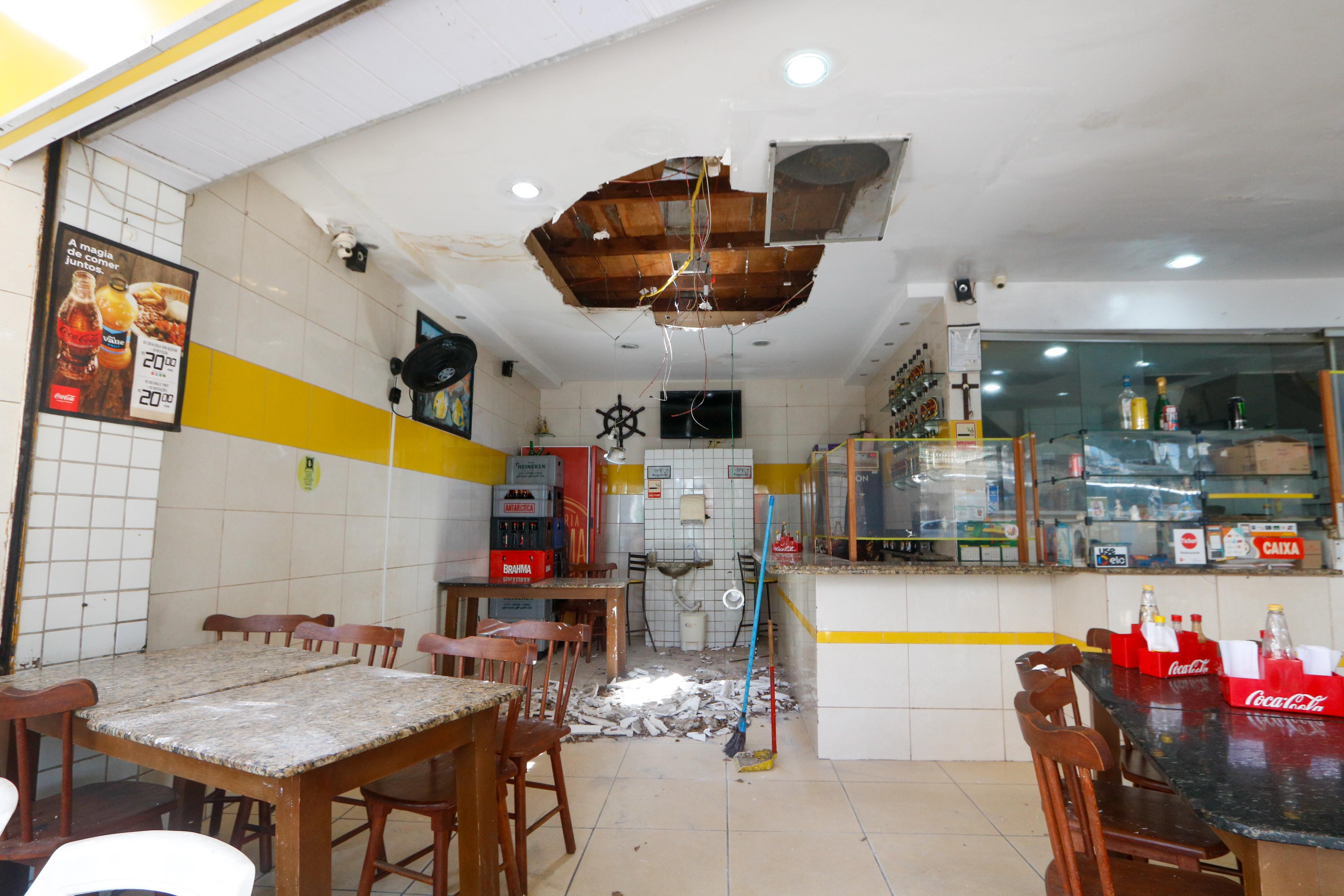 Restaurante ficou com buraco no teto/Foto: Marina Torres/DP