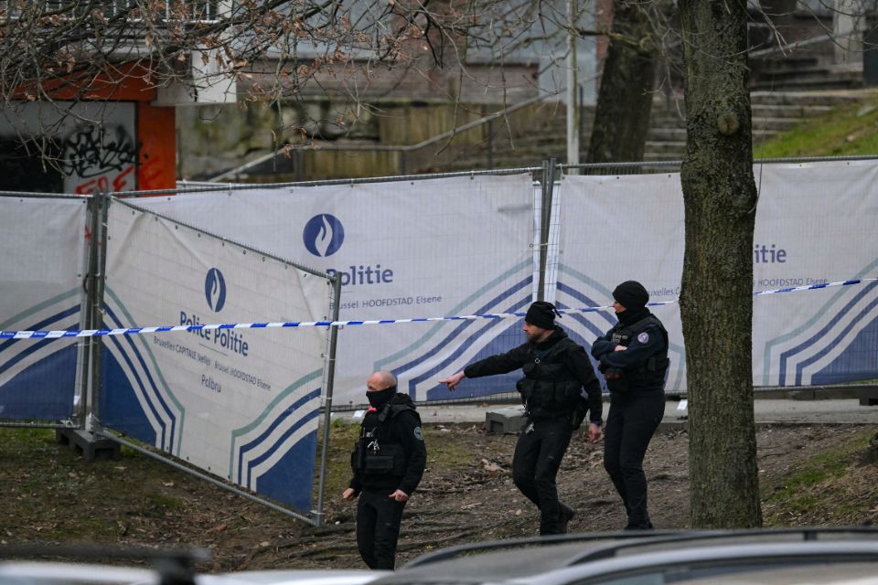 Policiais caminham perto de uma cerca policial que bloqueia uma área de investigação no bairro "Cité du Peterbos", onde um homem foi morto durante a noite em um novo tiroteio ligado ao tráfico de drogas/Foto: NICOLAS TUCAT/AFP Policiais caminham perto de uma cerca policial que bloqueia uma área de investigação no bairro "Cité du Peterbos", onde um homem foi morto durante a noite em um novo tiroteio ligado ao tráfico de drogas/Foto: NICOLAS TUCAT/AFP