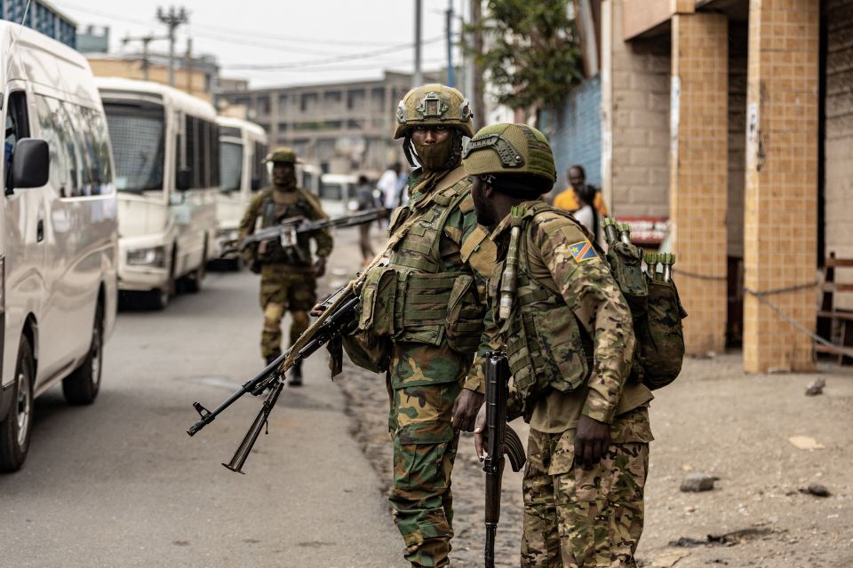Membros do grupo armado M23 monitoram o acesso à passagem da fronteira com Ruanda enquanto realizam inspeções de segurança de veículos em Goma/Foto: AFP Membros do grupo armado M23 monitoram o acesso à passagem da fronteira com Ruanda enquanto realizam inspeções de segurança de veículos em Goma/Foto: AFP