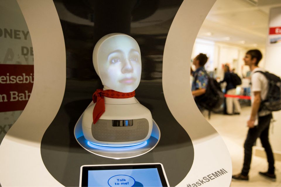 Robô de assistência ao cliente na estação principal de Berlim, na Alemanha/foto: ODD ANDERSEN/AFP Robô de assistência ao cliente na estação principal de Berlim, na Alemanha/foto: ODD ANDERSEN/AFP