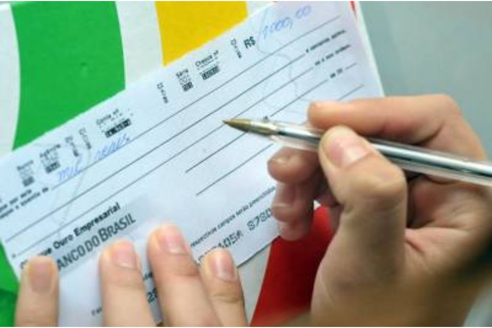 O uso de cheques está em queda no Brasil de mais de 95% desde 1995/Crédito: Antonio Cunha/CB/D.A Press O uso de cheques está em queda no Brasil de mais de 95% desde 1995/Crédito: Antonio Cunha/CB/D.A Press