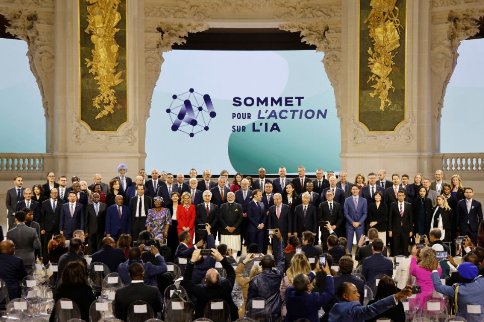 Presidente da Fran&ccedil;a posa para uma foto de grupo com l&iacute;deres mundiais e participantes no final da sess&atilde;o plen&aacute;ria da C&uacute;pula de A&ccedil;&atilde;o em Intelig&ecirc;ncia Artificial/Foto: Ludovic MARIN/AFP
