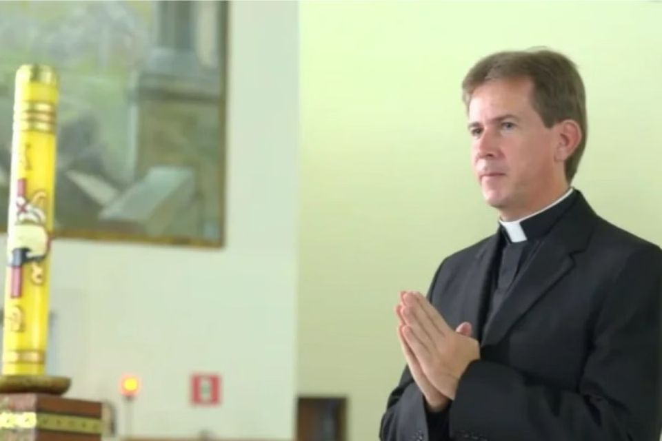 Padre Denismar Rodrigo André, de 47 anos, conhecido como Denis/Crédito: Reprodução / Redes Sociais Padre Denismar Rodrigo André, de 47 anos, conhecido como Denis/Crédito: Reprodução / Redes Sociais