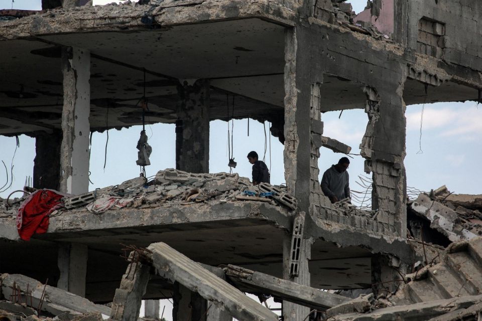 Homem e menino inspecionam os restos de um apartamento em um prédio destruído no campo de Shati para refugiados palestinos ao norte da Cidade de Gaza/Foto: BASHAR TALEB/AFP Homem e menino inspecionam os restos de um apartamento em um prédio destruído no campo de Shati para refugiados palestinos ao norte da Cidade de Gaza/Foto: BASHAR TALEB/AFP