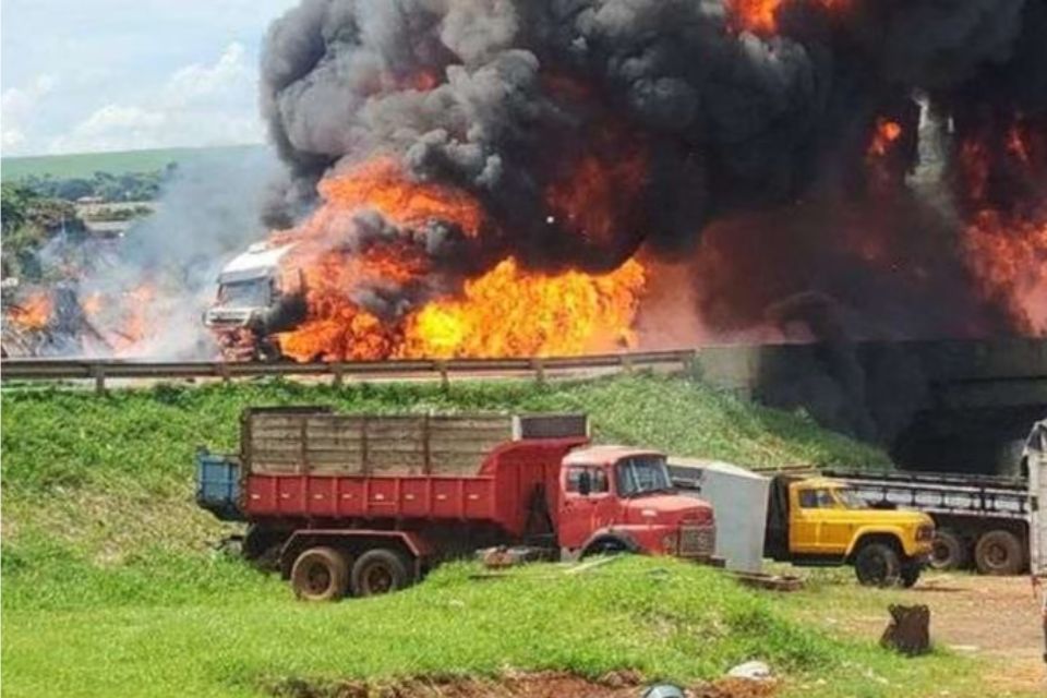 Caminhão-tanque explode após colisão e condutor pula de viaduto/Crédito: Reprodução/Redes sociais