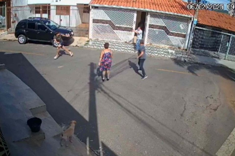 Crime ocorreu à luz do dia. Câmeras de segurança da rua gravaram o ataque a tiros/Crédito: Material cedido ao Correio Crime ocorreu à luz do dia. Câmeras de segurança da rua gravaram o ataque a tiros/Crédito: Material cedido ao Correio