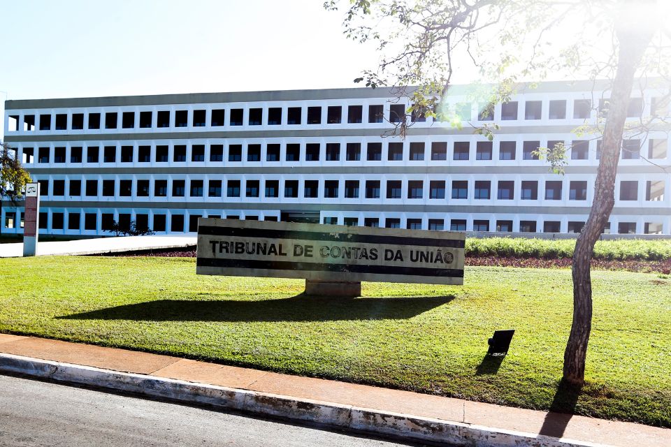 Oliveira justificou que a suspensão do pagamento dos benefícios pactuados em 2024 com os alunos que concluíram o ensino médio e cumpriram devidamente as condicionalidades do programa/Créditos: Agência Brasil Oliveira justificou que a suspensão do pagamento dos benefícios pactuados em 2024 com os alunos que concluíram o ensino médio e cumpriram devidamente as condicionalidades do programa/Créditos: Agência Brasil