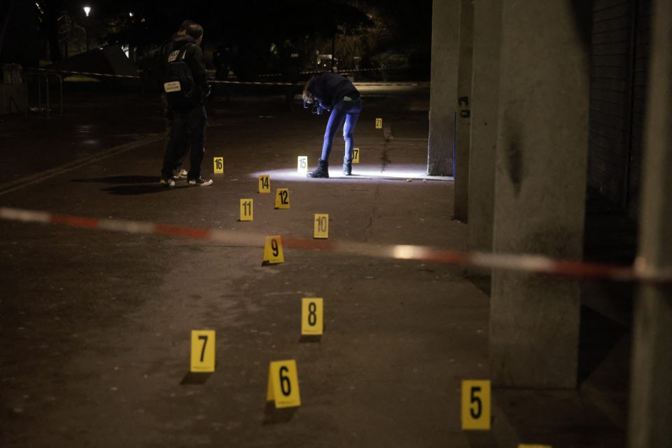 Investigadores trabalhando perto da cena da explosão