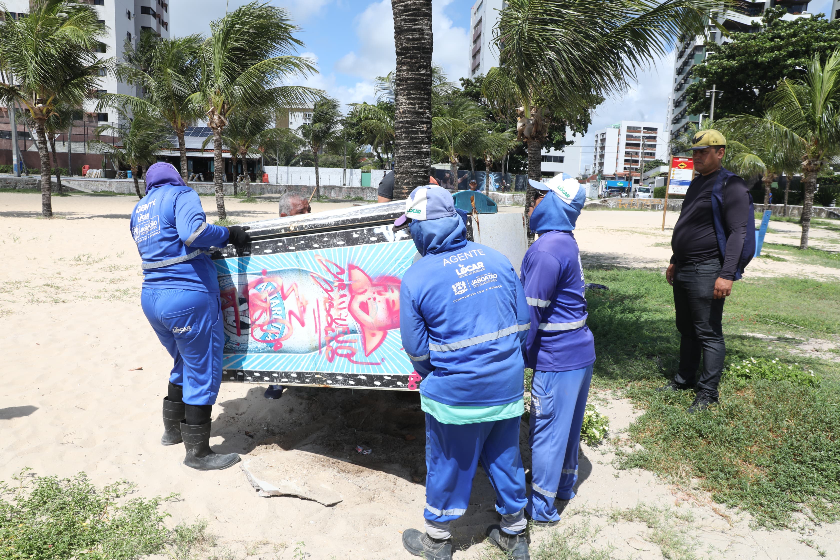 Restos de freezers e barcos foram retirados da orla