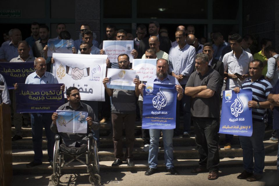 Jornalistas seguram banners escrito em &aacute;rabe ''ser jornalista n&atilde;o &eacute; crime''/Cr&eacute;dito: AFP
