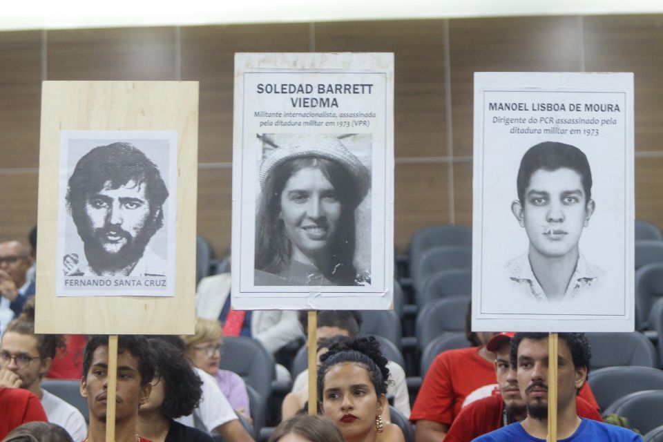 Militantes expuseram cartazes dos mortos e desaparecidos políticos durante audiência pública da CEMDP/Priscilla Melo/DP Foto