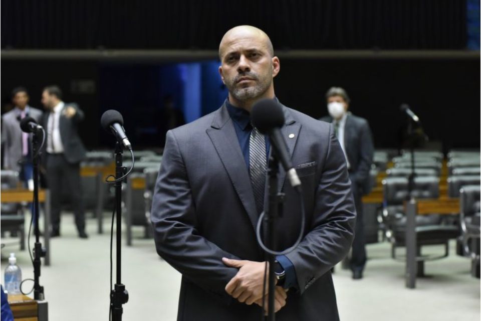 Alexandre de Moraes disse que o ex-deputado não tem direito ao indulto por ter sido condenado por tentar impedir o funcionamento dos poderes/Crédito: Agência Câmara
