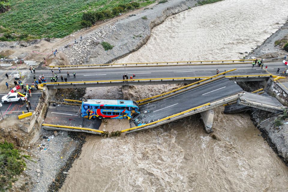 Visão aérea de passageiros do ônibus que caiu após a queda da ponte