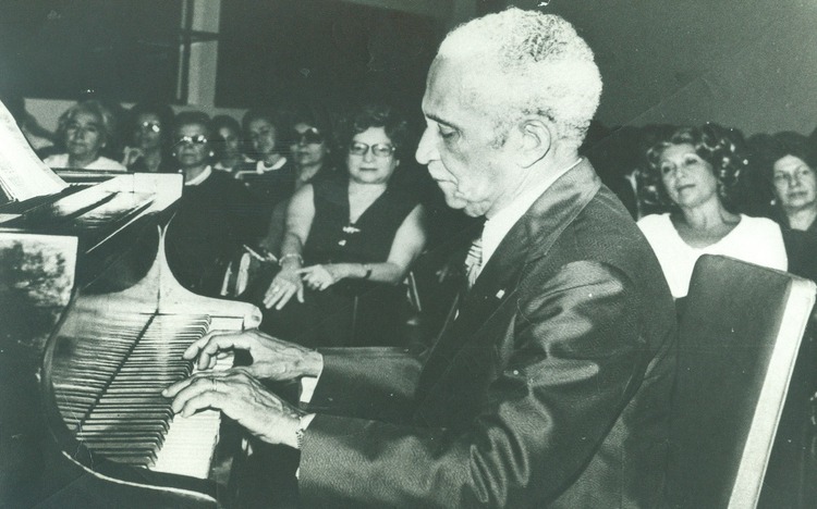 /Nelson começou sua carreira tocando piano durante os filmes mudos do Cinema Pathé, no Recife (Arquivo/DP)