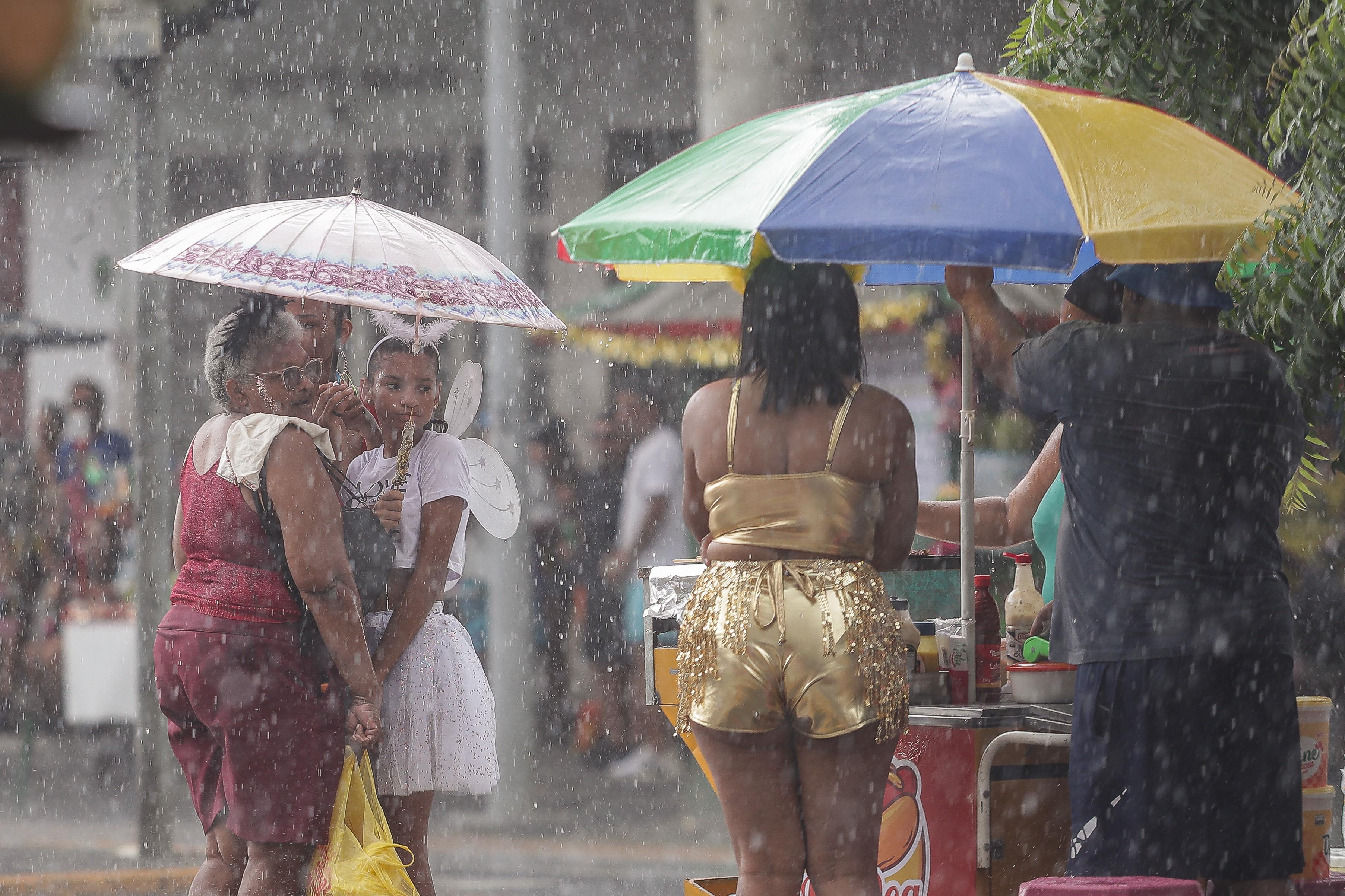 Chuva aliviou o calor no Galo/Foto: Rafael Vieira/DP
