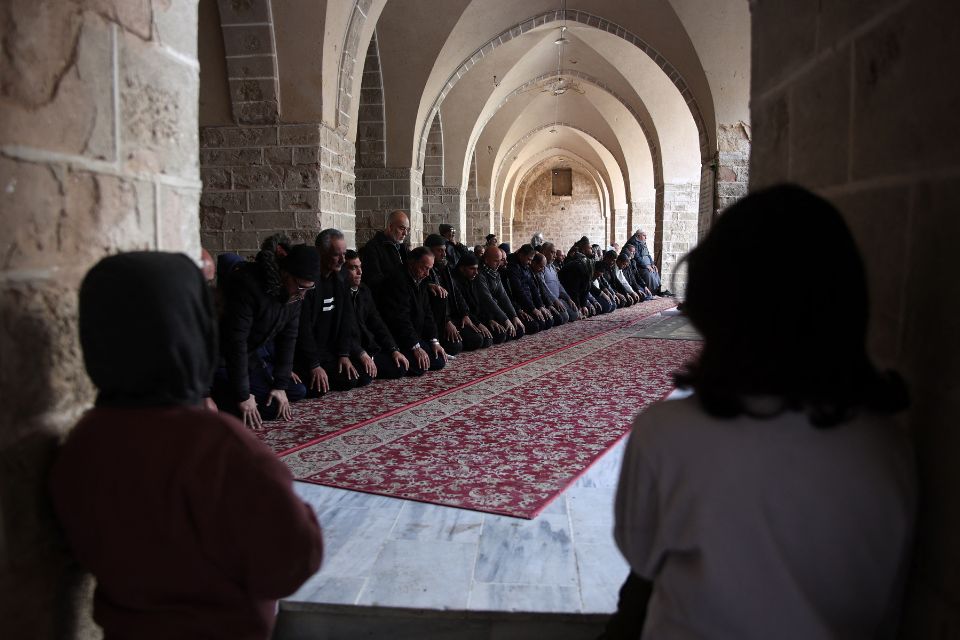 Fiéis muçulmanos rezam na histórica Mesquita Omari, na Cidade de Gaza, no primeiro dia do mês sagrado de jejum do Ramadã/Foto: Omar AL-QATTAA/AFP Fiéis muçulmanos rezam na histórica Mesquita Omari, na Cidade de Gaza, no primeiro dia do mês sagrado de jejum do Ramadã/Foto: Omar AL-QATTAA/AFP