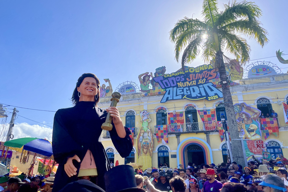 Atriz foi homenageada com um boneco gigante no carnaval de Olinda./JOSE OSORIO/AFP Atriz foi homenageada com um boneco gigante no carnaval de Olinda./JOSE OSORIO/AFP