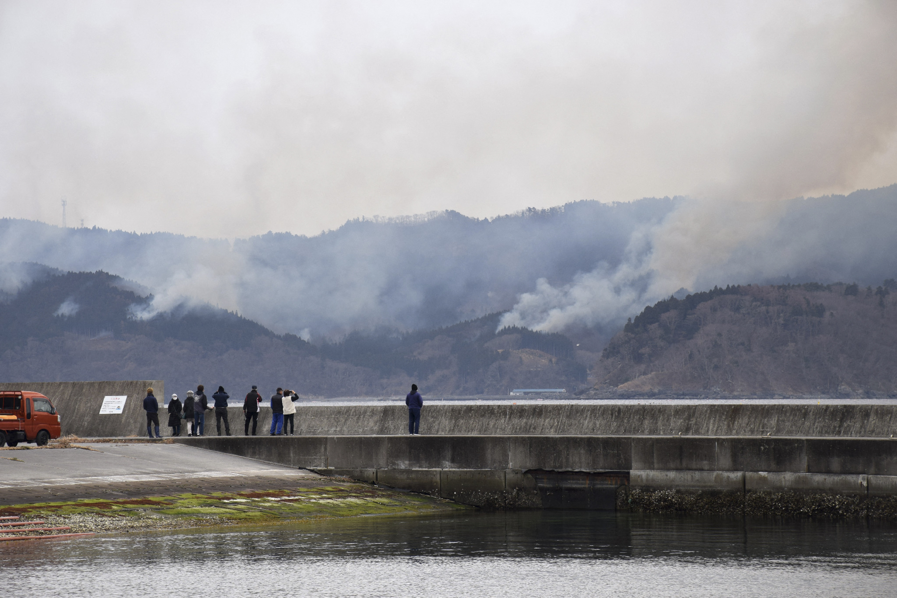 Imagens de televis&atilde;o mostraram nuvens de fuma&ccedil;a branca sobre &aacute;reas florestais ao redor da cidade de Ofunato, no norte do pa&iacute;s/STRJIJI PRESSAFP