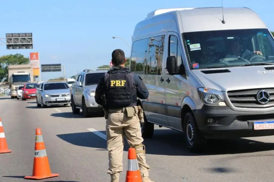 Alerta vai além dos riscos da associação do uso do álcool com a direção de veículos/foto: Divulgação/PRF