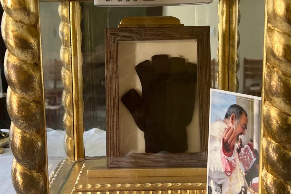 Luvas usadas por São Pio, o frade capuchinho italiano que recebeu os estigmas de Cristo por 50 anos/Crédito: Divulgação Luvas usadas por São Pio, o frade capuchinho italiano que recebeu os estigmas de Cristo por 50 anos/Crédito: Divulgação