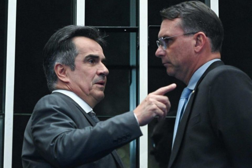 Apesar de ter um ministro no governo, Ciro Nogueira (esq.) faz oposição a Lula (PT); na foto, ele conversa com o senador Flávio Bolsonaro (PL-RJ), filho de Jair Bolsonaro (PL) - (crédito: Andressa Anholete/Senado)/ Apesar de ter um ministro no governo, Ciro Nogueira (esq.) faz oposição a Lula (PT); na foto, ele conversa com o senador Flávio Bolsonaro (PL-RJ), filho de Jair Bolsonaro (PL) - (crédito: Andressa Anholete/Senado)/