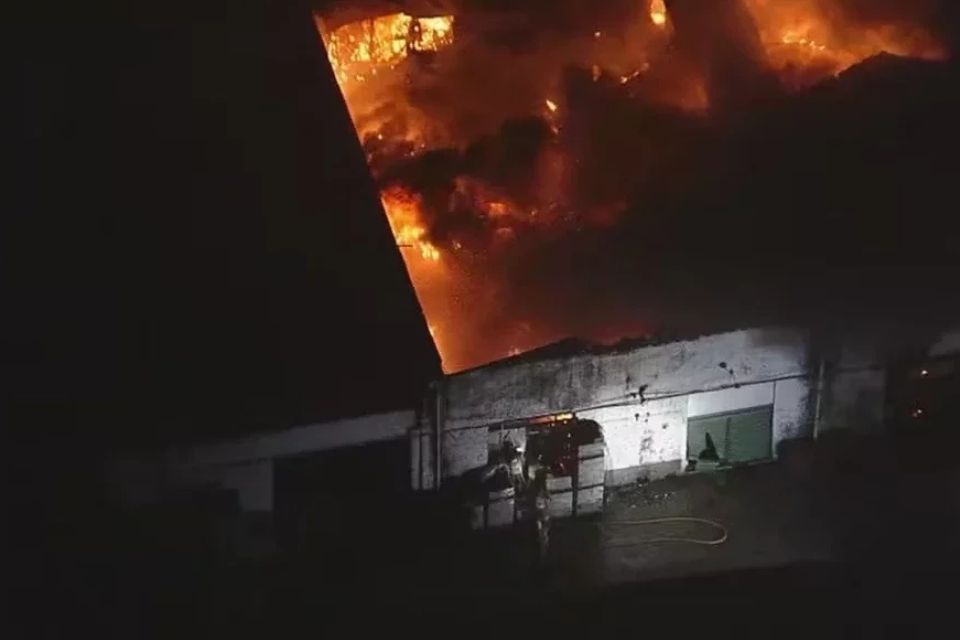 O galpão fica num local do Rio antigo, com ruas estreitas e de difícil acesso, atrás do Terminal de ônibus Américo Fontenelle/foto: Reprodução/TV Globo O galpão fica num local do Rio antigo, com ruas estreitas e de difícil acesso, atrás do Terminal de ônibus Américo Fontenelle/foto: Reprodução/TV Globo