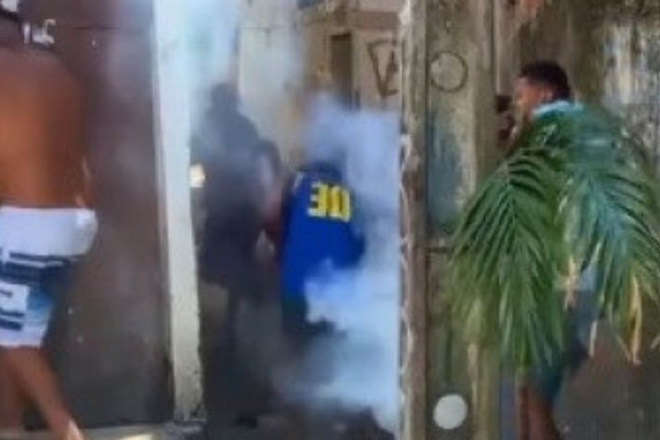 Cena da websérie 'Fatos de favela', da qual atores com réplicas de armas foram baleados por policiais militares em bairro de Salvador/foto: Reprodução/Instagram