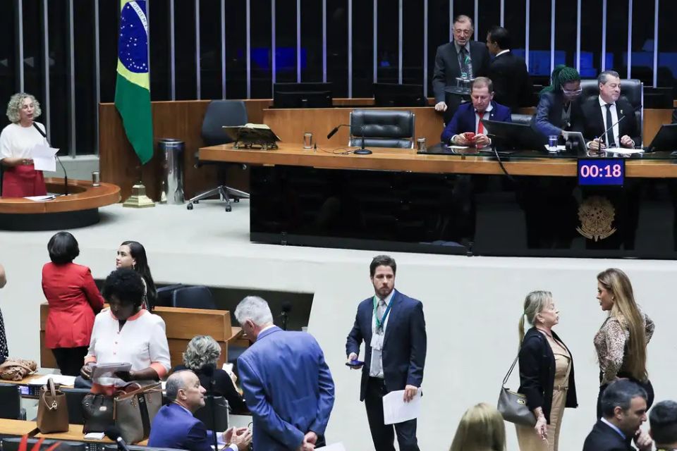 A aprova&ccedil;&atilde;o da mat&eacute;ria uniu parlamentares de diversos partidos/foto: Lula Marques/Ag&ecirc;ncia Brasil
