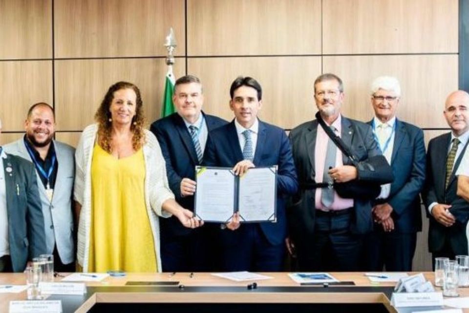 A cerim&ocirc;nia, realizada em Bras&iacute;lia, contou com a participa&ccedil;&atilde;o de representantes de trabalhadores e de empresas do setor, de entidades de classe, da Marinha, da deputada federal Jandira Feghali (PCdoB-RJ) e do deputado federal Alexandre Lindenmeyer (PT-RS)/foto: Divulga&ccedil;&atilde;o