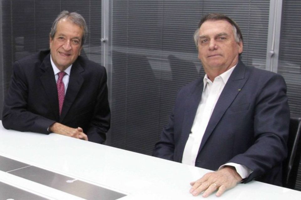 Valdemar (esq.) e Bolsonaro (dir.) foram proibidos de se comunicar depois que ambos foram alvos de uma operação da PF/foto: Beto Barata/ PL Valdemar (esq.) e Bolsonaro (dir.) foram proibidos de se comunicar depois que ambos foram alvos de uma operação da PF/foto: Beto Barata/ PL