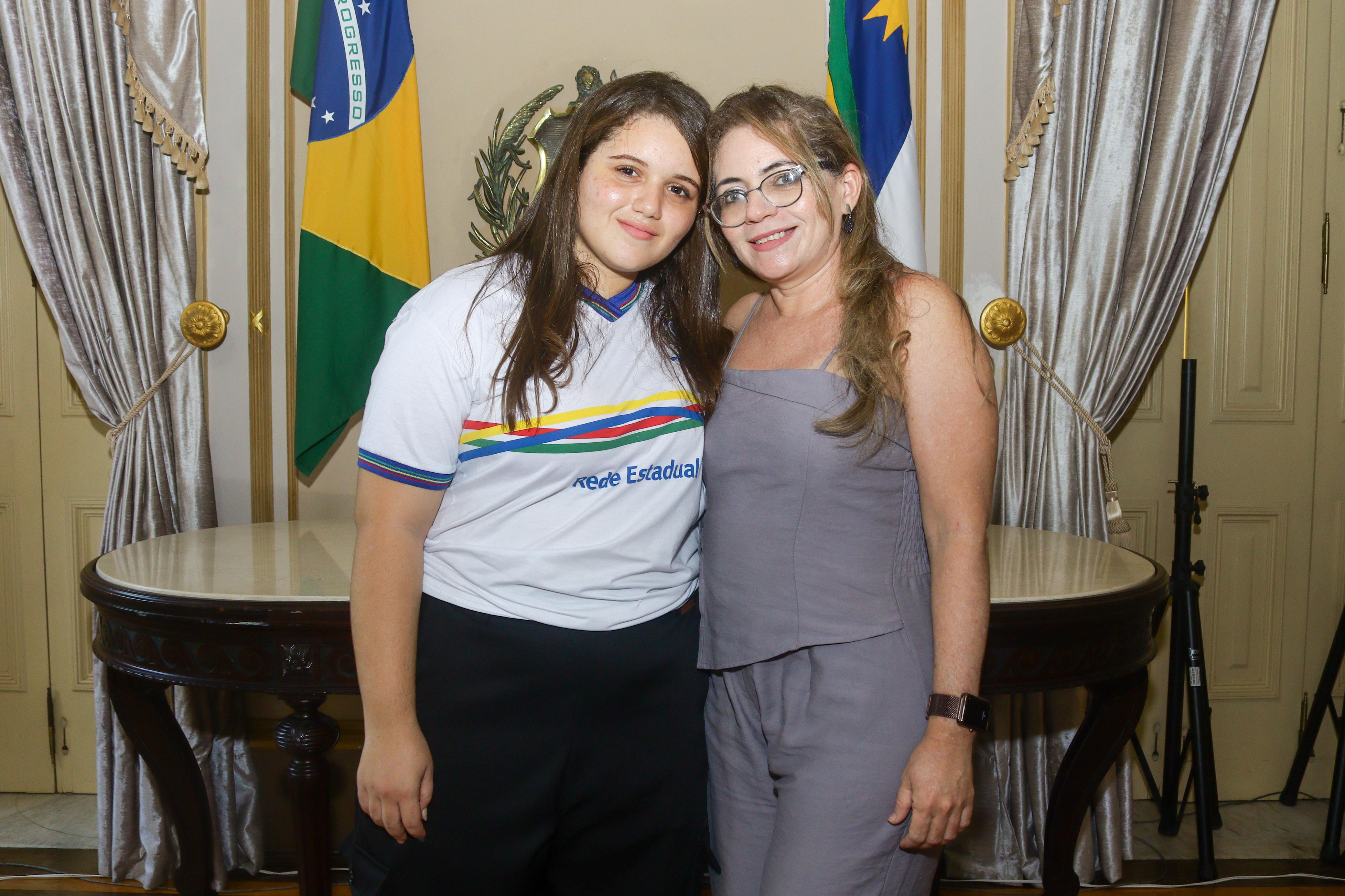Jaqueline Angelim e a filha Walesca Yasmin Ferreira, de 17 anos, da Escola de Referência em Ensino Médio Herculano Bandeira, no município de Paudalho, Zona da Mata Norte de Pernambuco