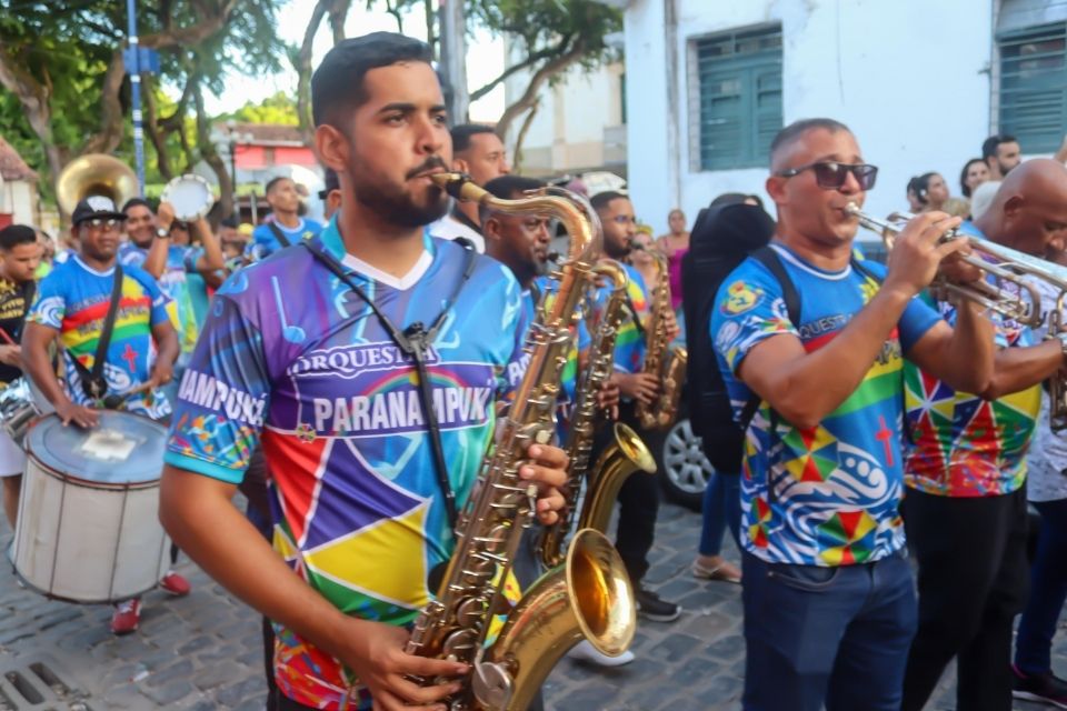 As agremiações desfilaram pela cidade no período da tarde