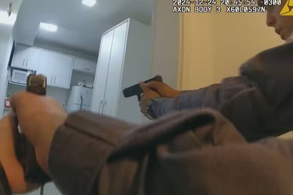 De acordo com a per&iacute;cia, 44 disparos foram realizados contra o homem e tamb&eacute;m contra o c&atilde;o/foto: TV Globo/Reprodu&ccedil;&atilde;o