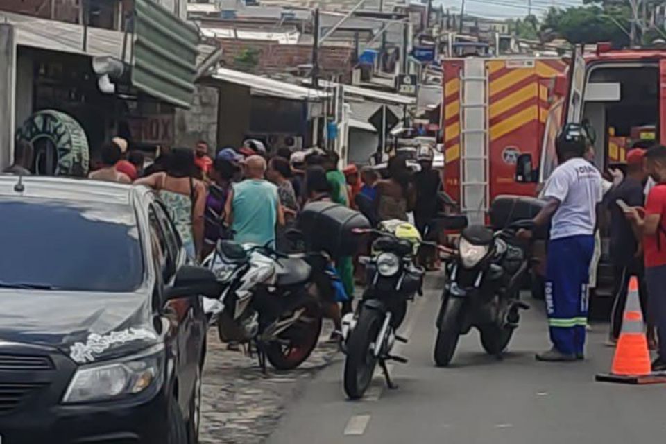 Acidente chamou a aten&ccedil;&atilde;o de populares e o Corpo de Bombeiros foi acionado/Foto: Reprodu&ccedil;&atilde;o/Instagram