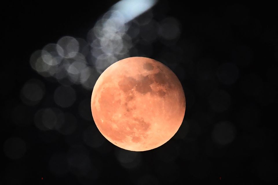 Lua de Sangue vista durante um eclipse lunar total em Calcutá em 8 de novembro de 2022