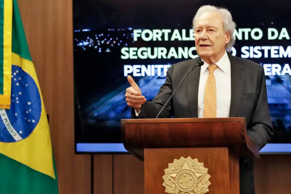 O anúncio ocorreu logo após uma reunião de Lewandowski com o presidente Luiz Inácio Lula da Silva e outros ministros da área jurídica e política do governo/foto: Bruno Peres/Agência Brasil O anúncio ocorreu logo após uma reunião de Lewandowski com o presidente Luiz Inácio Lula da Silva e outros ministros da área jurídica e política do governo/foto: Bruno Peres/Agência Brasil