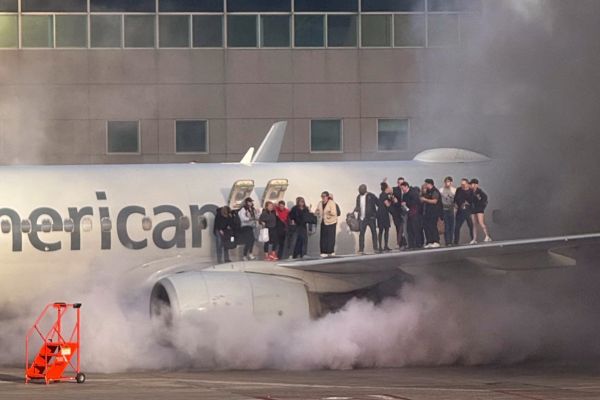 Os passageiros fugiram para a asa do avião durante o incêndio./Foto: Reprodução/Redes Sociais Os passageiros fugiram para a asa do avião durante o incêndio./Foto: Reprodução/Redes Sociais