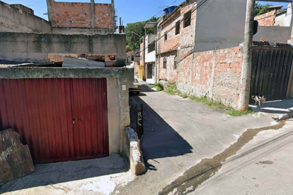 Beco da Rua dos Cravos na Vila Ecológica, onde a vítima morreu depois de receber dez disparos/Foto: Reprodução/Google Street View Beco da Rua dos Cravos na Vila Ecológica, onde a vítima morreu depois de receber dez disparos/Foto: Reprodução/Google Street View