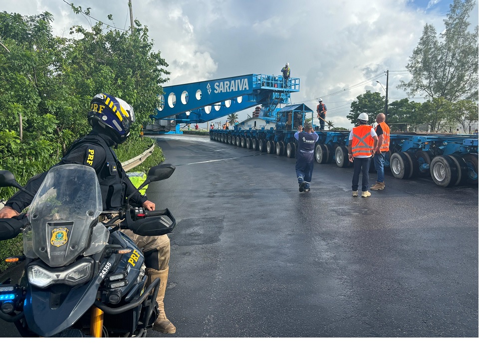 Transformador tem como destino um parque eólico em Nova Palmeira, na Paraíba./PRF/divulgação Transformador tem como destino um parque eólico em Nova Palmeira, na Paraíba./PRF/divulgação