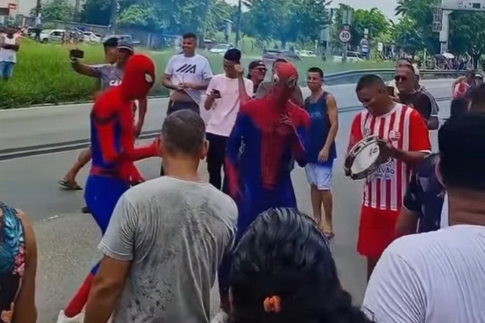 Diversos moradores de Igarassu se reuniram na margem da BR-101 para ver a passagem do tranformador no domingo (16)/Foto: Reprodução/Instagram Diversos moradores de Igarassu se reuniram na margem da BR-101 para ver a passagem do tranformador no domingo (16)/Foto: Reprodução/Instagram