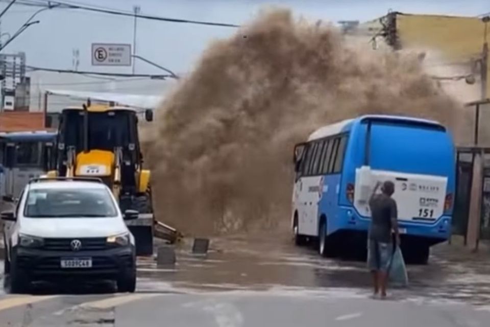Água subiu cerca de 4 metros/Foto: Reprodução/Instagram Água subiu cerca de 4 metros/Foto: Reprodução/Instagram