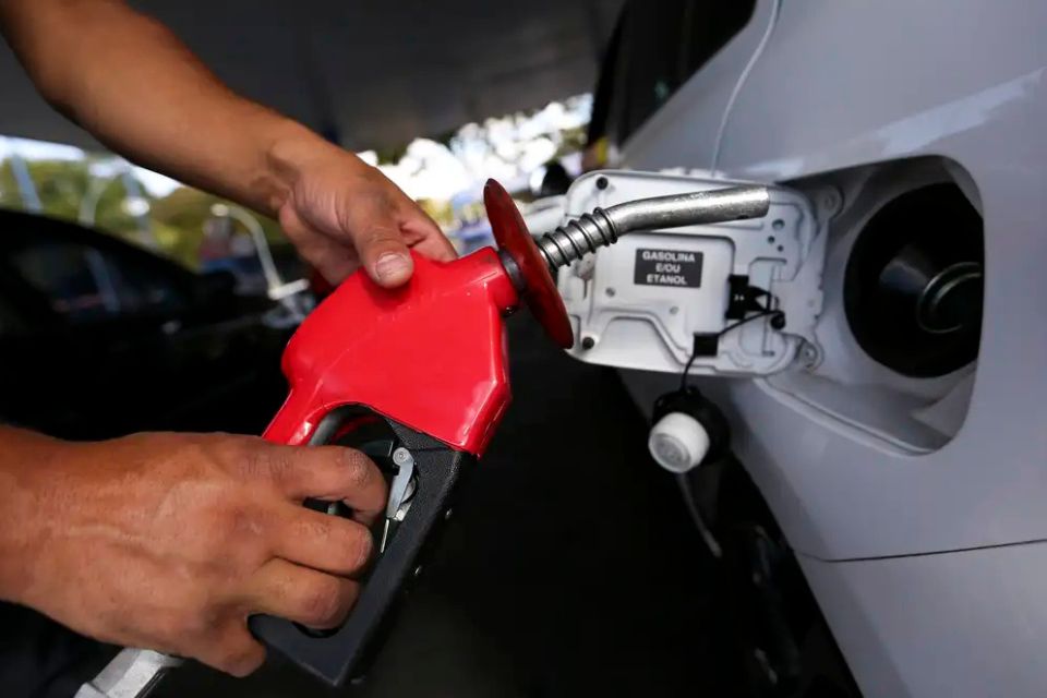 O etanol mostrou-se mais competitivo em relação à gasolina em cinco Estados na semana de 9 a 15 de março (foto: Marcelo Camargo/Agência Brasil) O etanol mostrou-se mais competitivo em relação à gasolina em cinco Estados na semana de 9 a 15 de março/foto: Marcelo Camargo/Agência Brasil