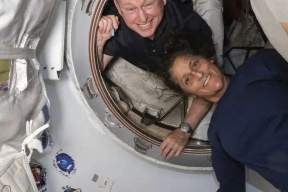 Butch Wilmore e Suni Williams chegaram ao laborat&oacute;rio orbital em junho de 2024/foto: Reprodu&ccedil;&atilde;o/X